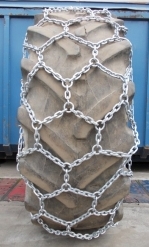 Schneeketten von Pewag Netz, auf einem Reifen angebracht